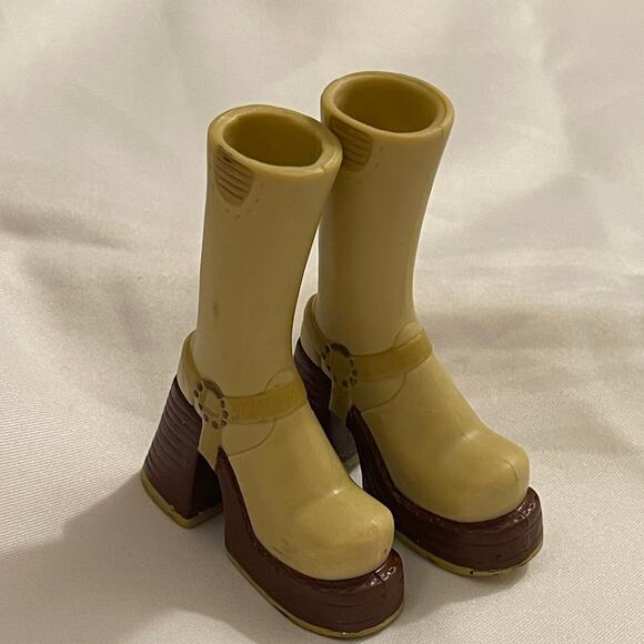 Bratz Footwear Express it Olive & Brown Platform Boot Brown Sole Buckle - Picture 5 of 5